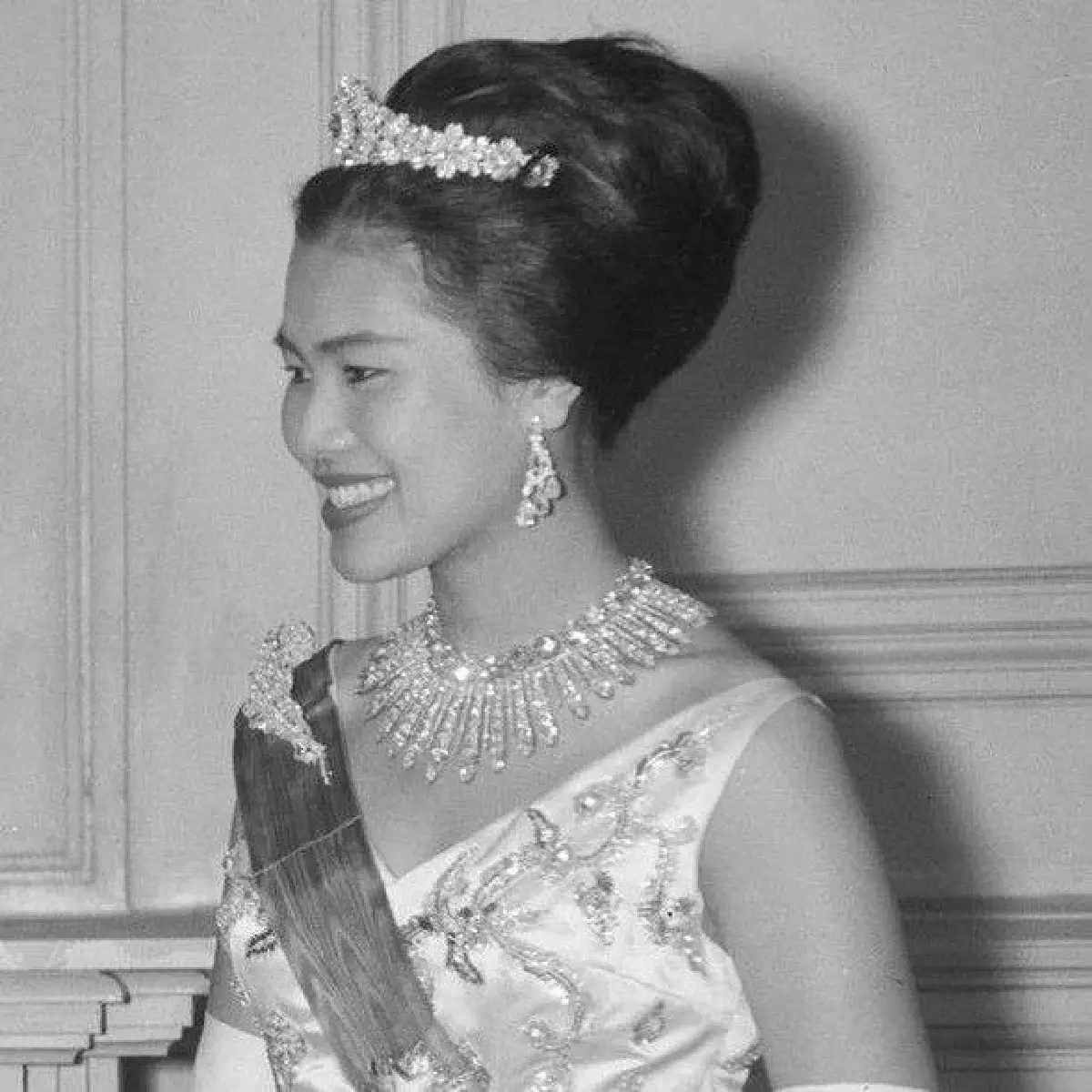 พระราชประวัติ พระพันปีหลวง “สิริกิติ์” ศรีแห่งแผ่นดิน