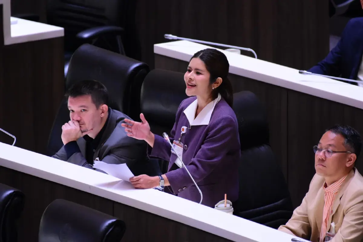 “ลิซ่า” ชี้ "รัฐธรรมนูญ" ต้นตอปัญหาปากท้อง ทางรอดเดียวต้องร่างใหม่!