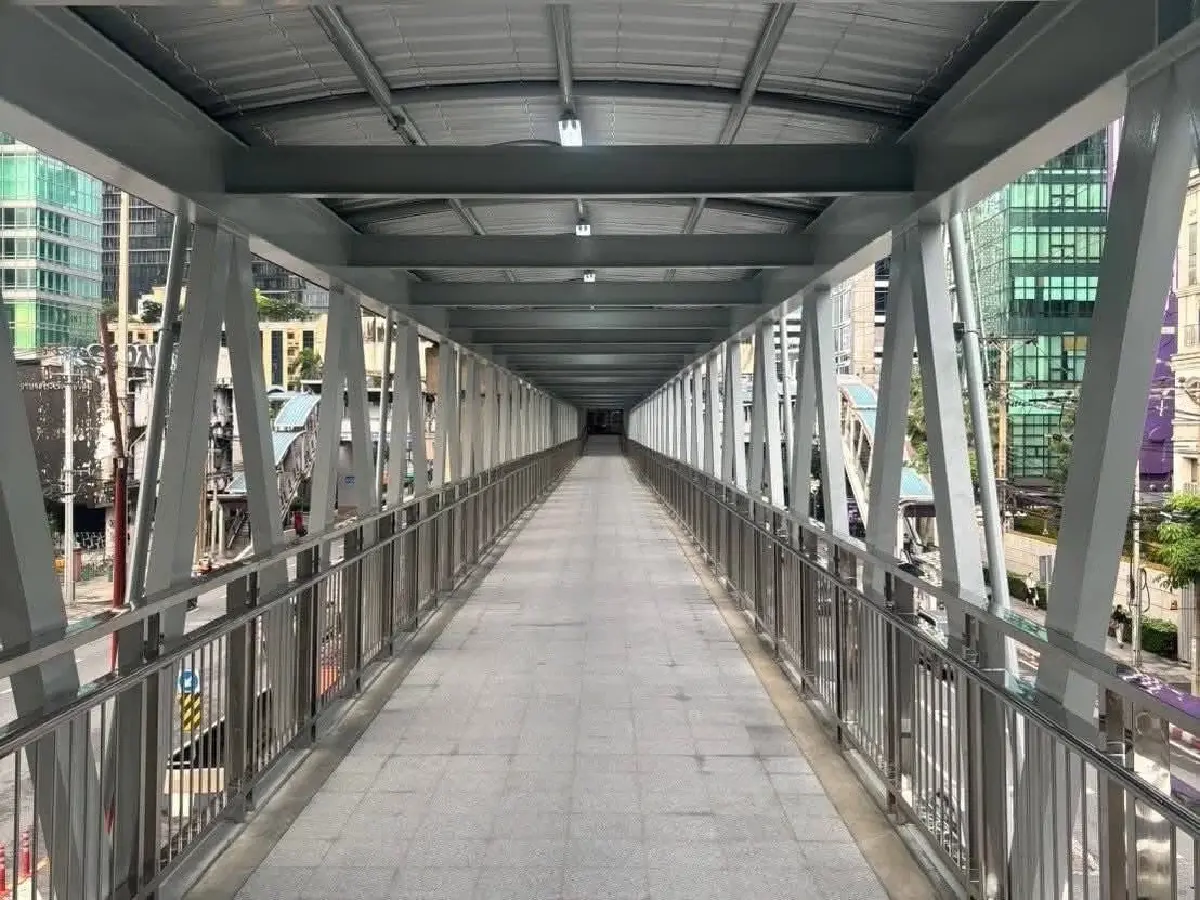 เปิดใช้แล้ว สกายวอล์ก สุรศักดิ์ – กรุงเทพคริสเตียน แก้รถติดเพิ่มความปลอดภัยประชาชน