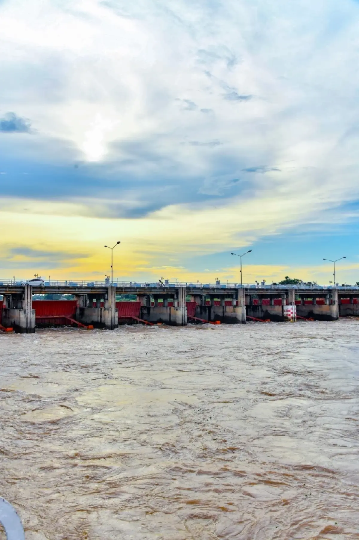 นายกฯ ลุยพื้นที่ลุ่มเจ้าพระยา สั่งลดระบายน้ำ ช่วยพื้นที่ท้ายเขื่อน