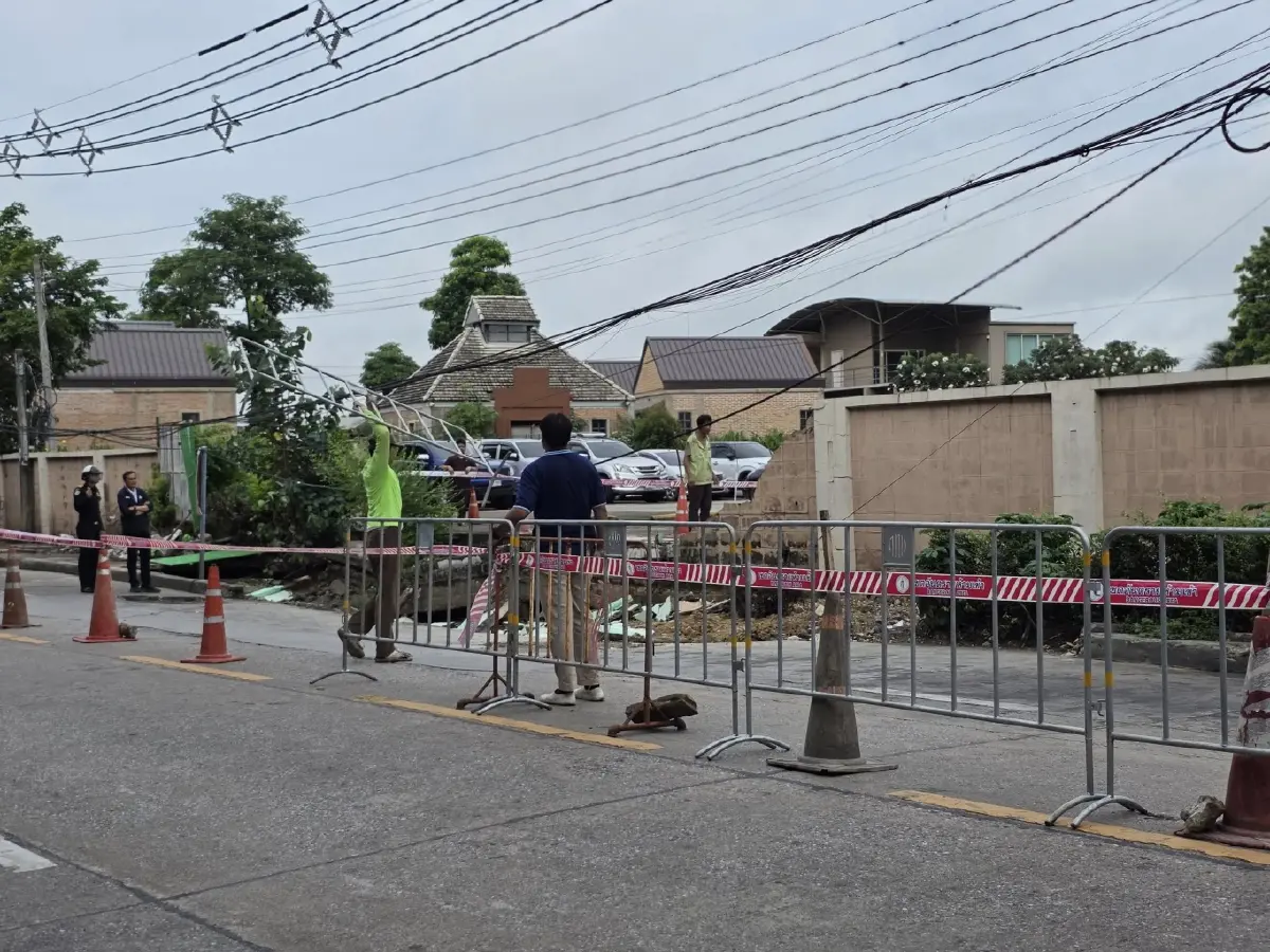 กทม.เกิดหลุมยุบหน้าการไฟฟ้ายานนาวา ยาว 26 เมตร ปิด 2 ช่องจราจร