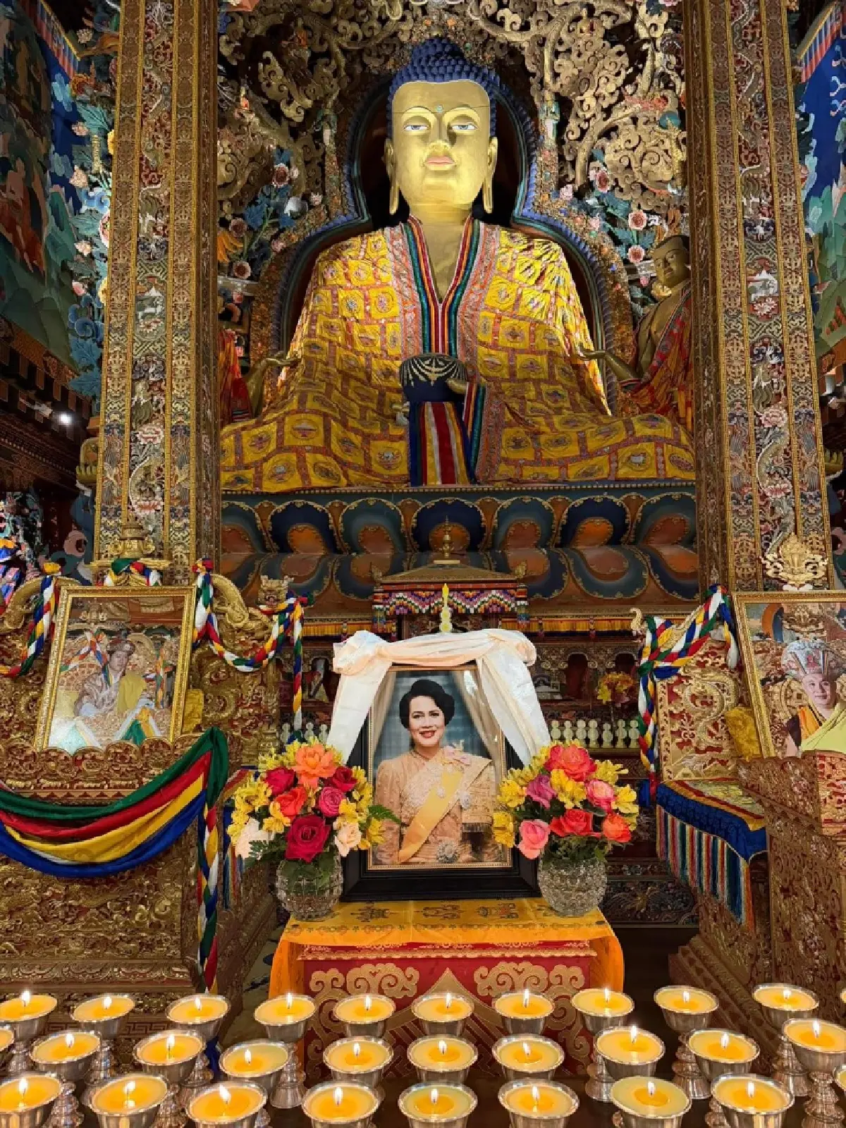 'กษัตริย์จิกมี' นำประชาชนชาวภูฎานจุดตะเกียงเนย 1,000 ดวงเพื่อแสดงความอาลัย