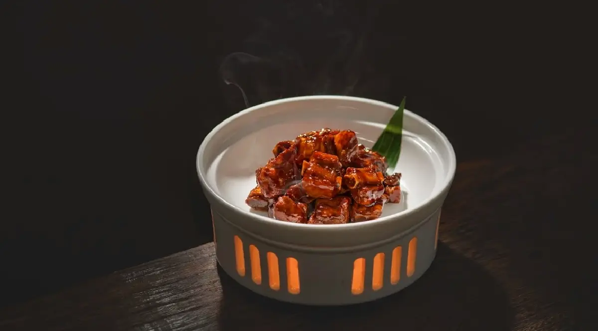 ซี่โครงหมูตงโป ตำรับเจ้อเจียง ซิกเนเจอร์อีกเมนูของร้านหลงจิ่ง