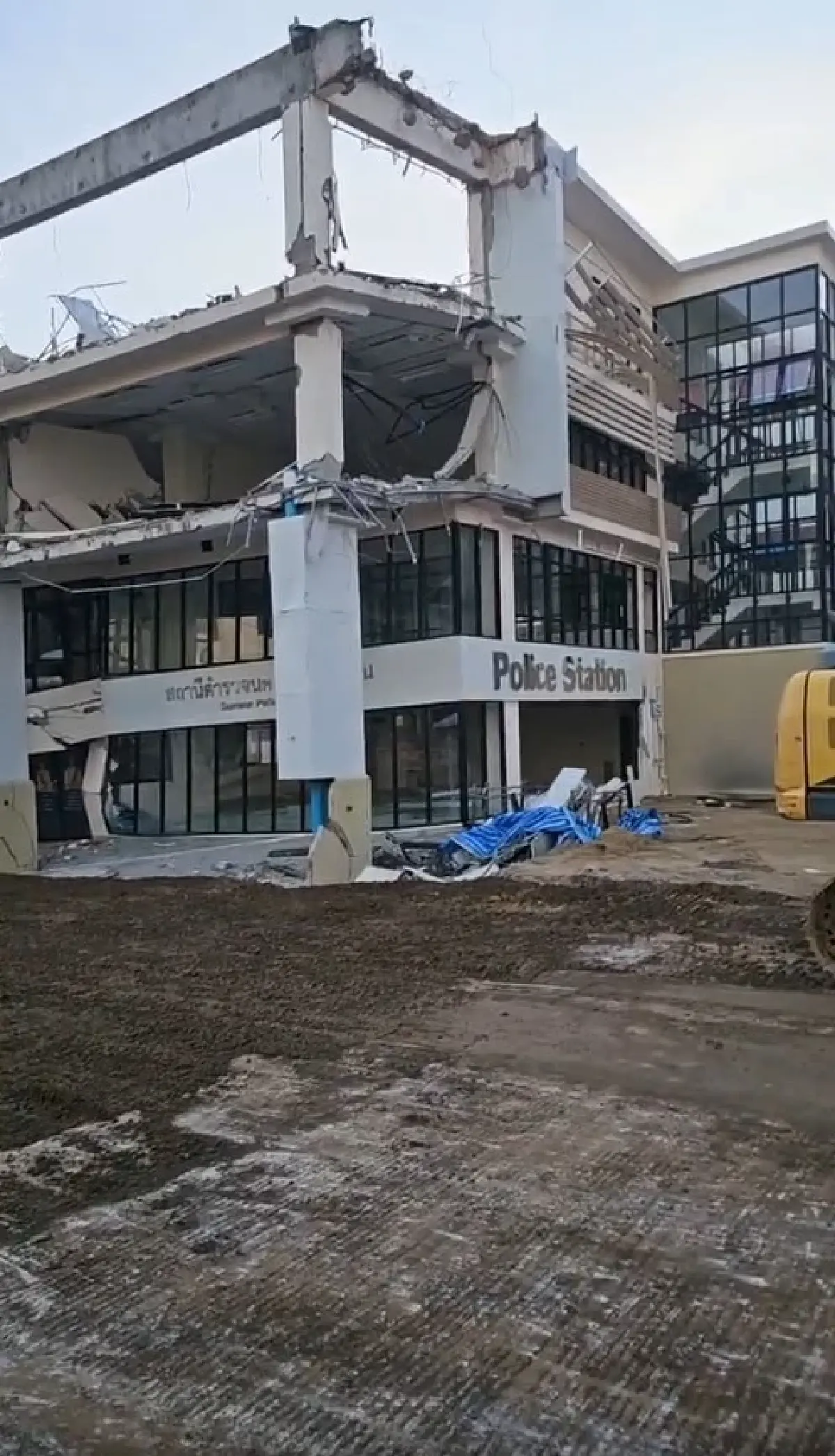 กทม.ถมดินสามเสนทรุดครบ คนเดินข้ามได้ เตรียมรื้อ สน. สามเสนกู้พื้นที่