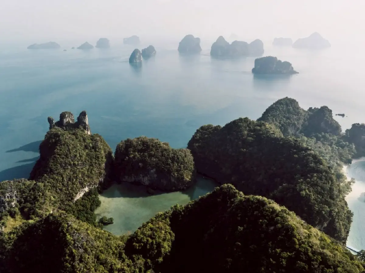 รู้จัก 'ภูเล เบย์' ที่พักอัลตราลักชัวรีแห่งกระบี่ เจ้าของ MICHELIN 3 Keys