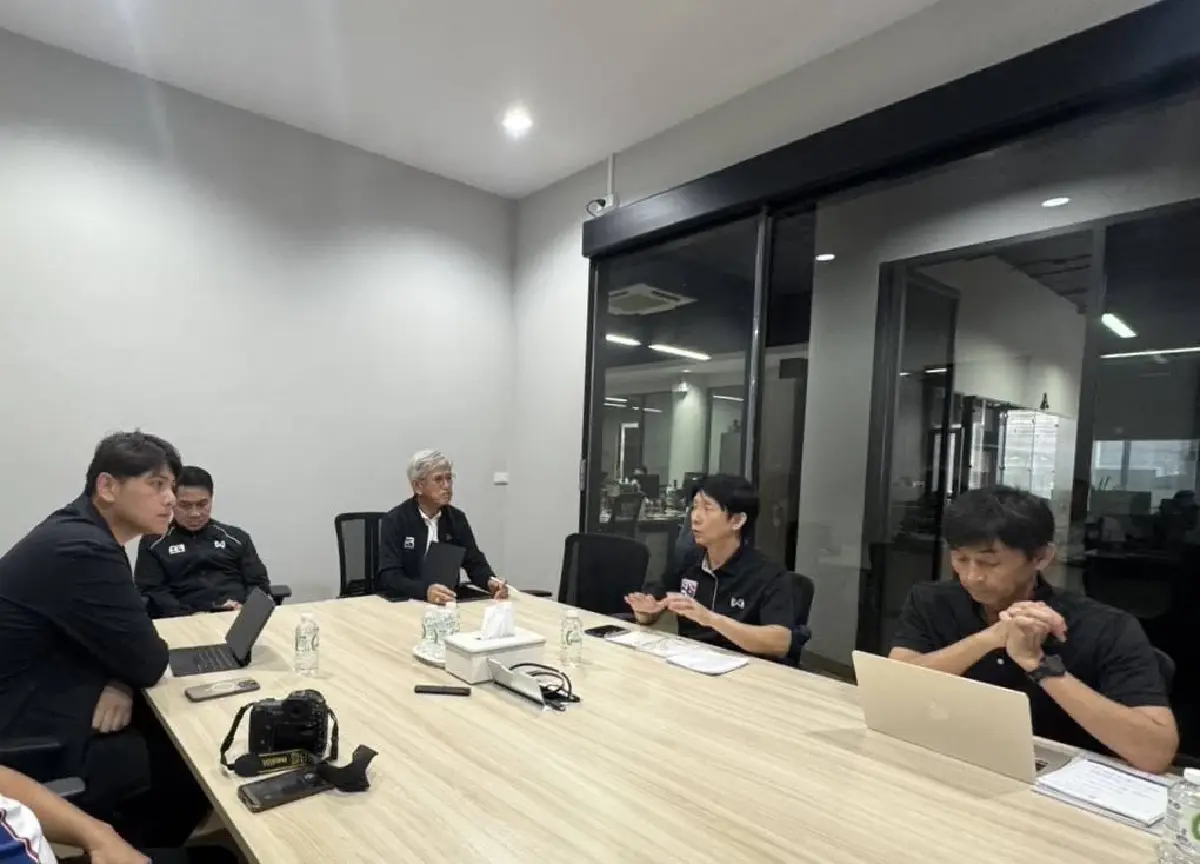 แนวทางไม่ตรงกัน! สมาคมบอลปลด "อิชิอิ" พ้นโค้ชช้างศึกฟ้าผ่า