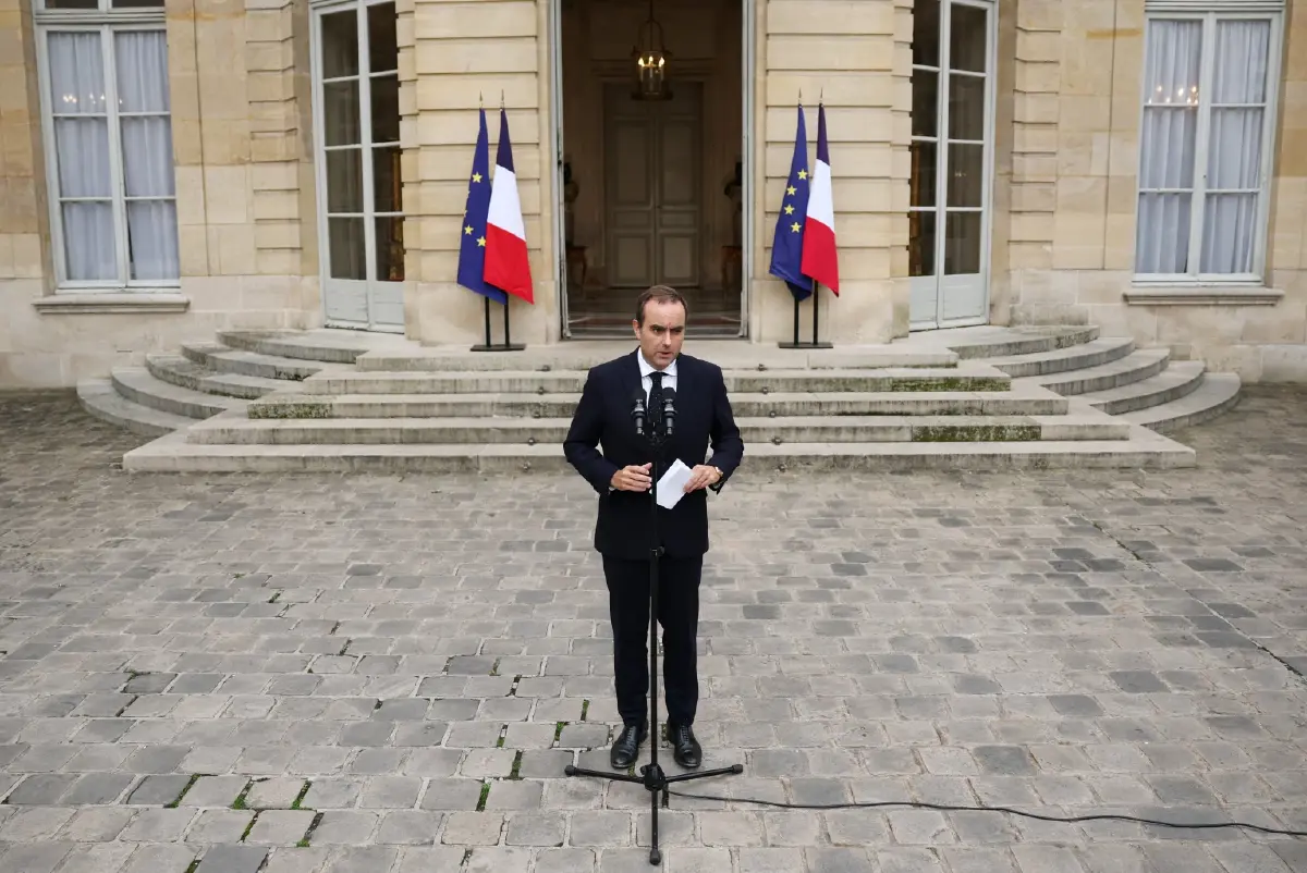 มาครงเผชิญวิกฤต อนาคตทางการเมืองสั่นคลอน หลังนายกลาออก