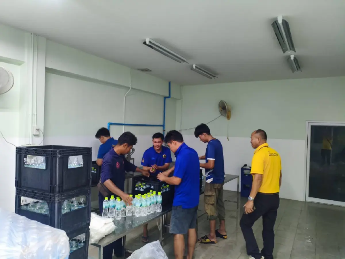 รองนายกฯ สุชาติ สั่งการ กรมน้ำบาดาล เร่งแจกน้ำดื่ม 3 หมื่นขวดช่วยน้ำท่วม