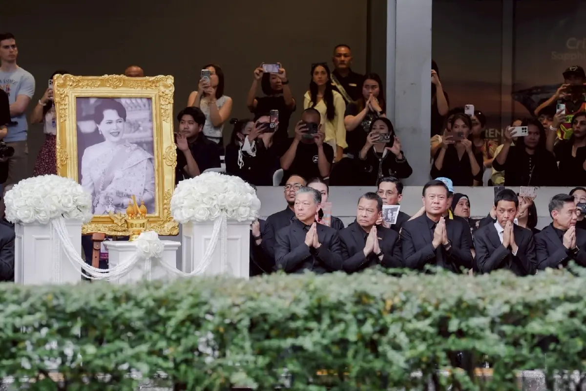 กลุ่ม MBK ร่วมเฝ้าฯ รับเสด็จอัญเชิญพระบรมศพสมเด็จพระพันปีหลวง