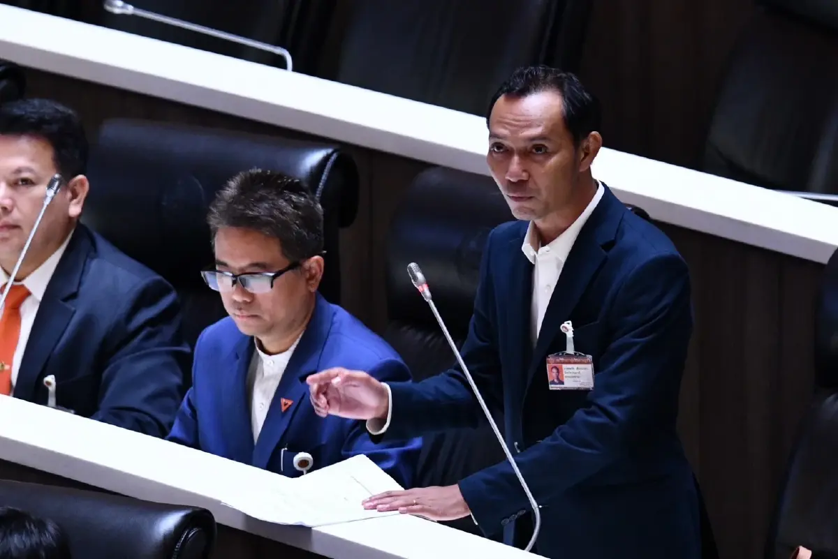 สส.ปชน. ยกร่างรัฐธรรมนูญ 3 ฉบับ เป็นประชาธิปไตย หวัง “อนุทิน” เปิดโอกาส