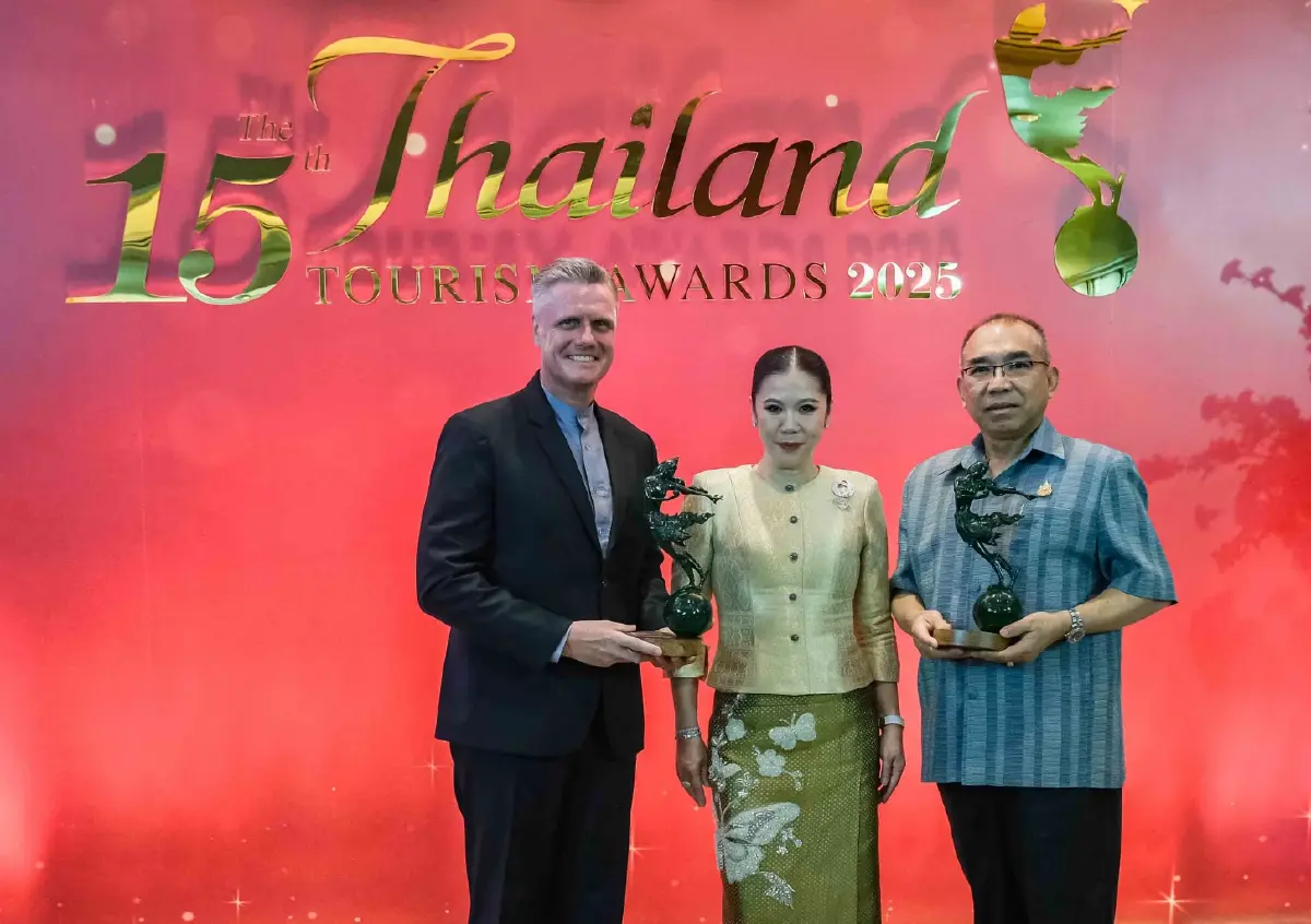 วุฒิศักดิ์ พิชญกานต์ (ขวา) ผู้จัดการทั่วไป เซ็นทารา แกรนด์ แอท เซ็นทรัลพลาซา ลาดพร้าว กรุงเทพฯ และยัน ไวไชท์ (ซ้าย) ผู้จัดการทั่วไป       เซ็นทารา แกรนด์ บีช รีสอร์ทและวิลลา หัวหิน ถ่ายภาพร่วมกับฐาปนีย์ เกียรติไพบูลย์ (กลาง) ผู้ว่าการการท่องเที่ยวแห่งประเทศไทย (ททท.)