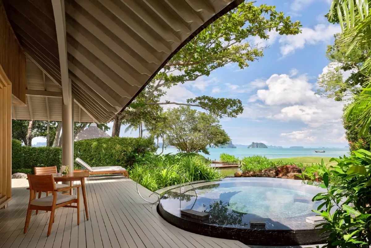 รู้จัก 'ภูเล เบย์' ที่พักอัลตราลักชัวรีแห่งกระบี่ เจ้าของ MICHELIN 3 Keys