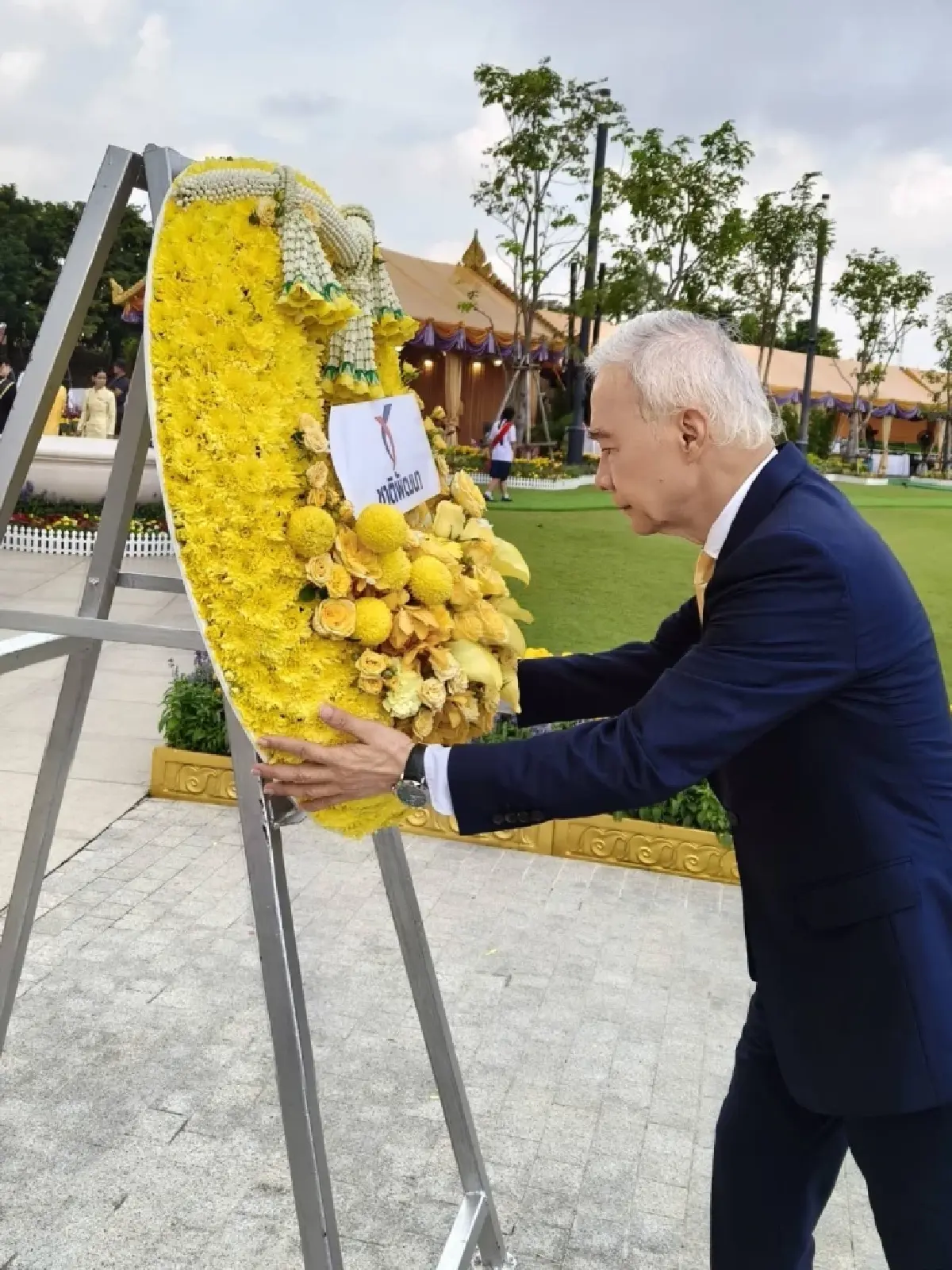 สุวัจน์นำพรรคชาติพัฒนาวางพวงมาลารำลึกในหลวง ร.9 วันนวมินทรมหาราช