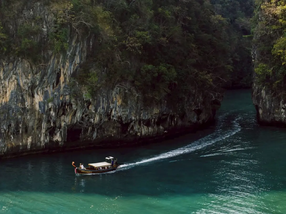 รู้จัก 'ภูเล เบย์' ที่พักอัลตราลักชัวรีแห่งกระบี่ เจ้าของ MICHELIN 3 Keys