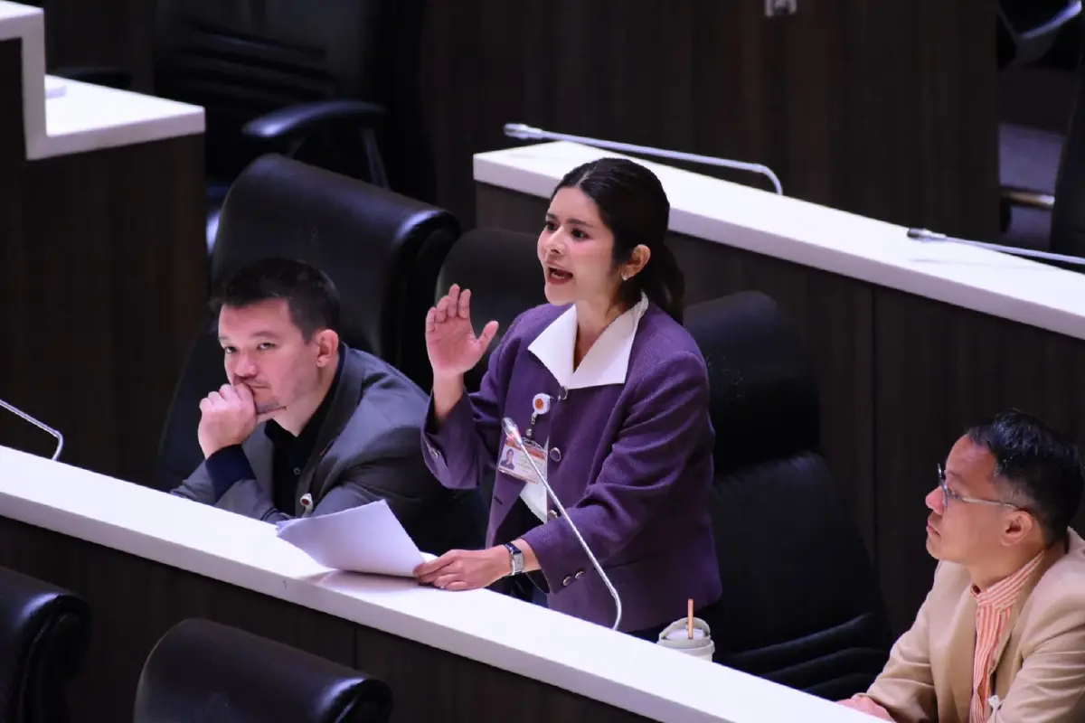 “ลิซ่า” ชี้ "รัฐธรรมนูญ" ต้นตอปัญหาปากท้อง ทางรอดเดียวต้องร่างใหม่!