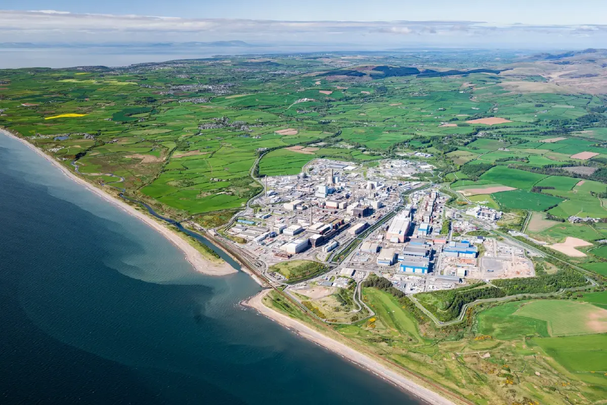 ภาพ "เซลลาฟิลด์" ในเมืองชายฝั่งทะเล ไวท์เฮเวน (Whitehaven) ทางชายฝั่งตะวันตกเฉียงเหนือของอังกฤษ