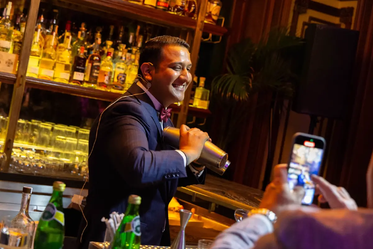 มิกโซโลจิสต์ไทยสุดเจ๋ง! คว้าแชมป์ Marriott APEC ด้วยค็อกเทล “ตั๊กแตน”