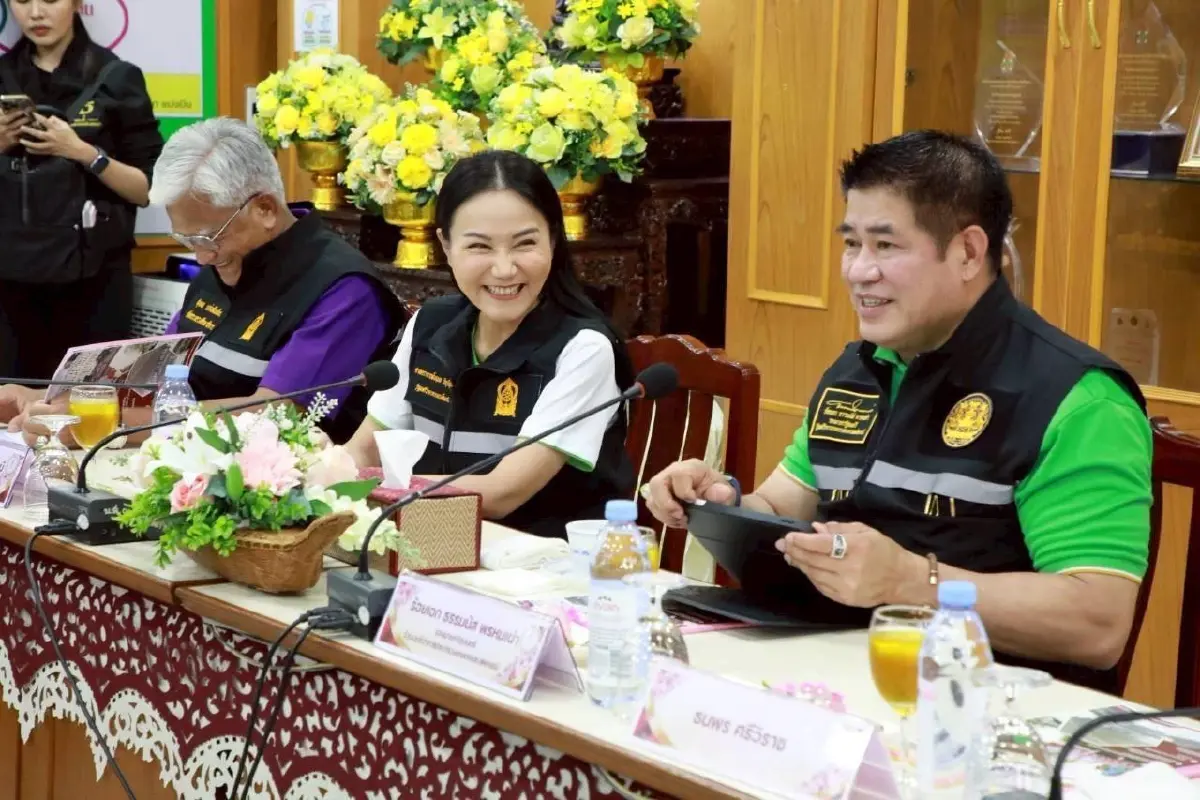 \"ธรรมนัส–นฤมล\" ลุยเยี่ยม รร.นนทบุรี ย้ำสวัสดิการครู คือ หัวใจการศึกษา