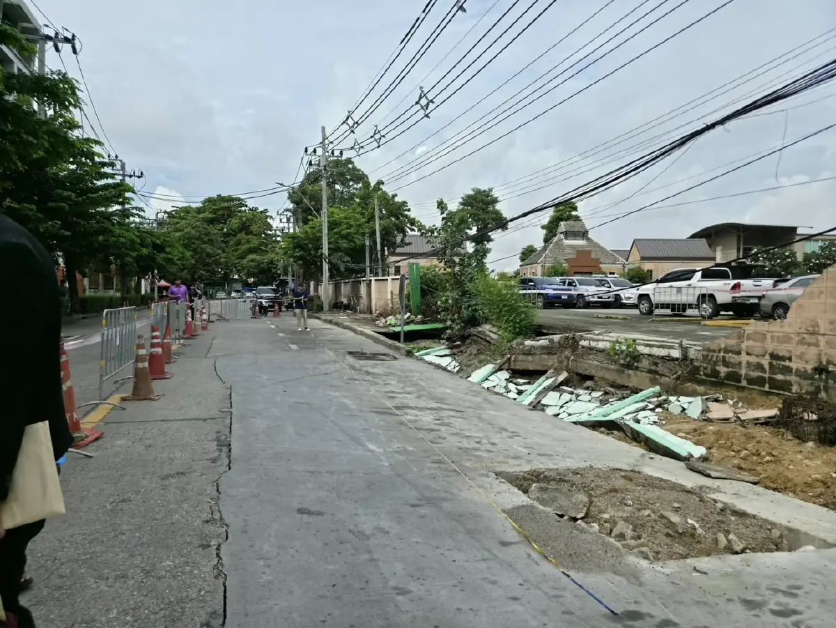 กทม.เกิดหลุมยุบหน้าการไฟฟ้ายานนาวา ยาว 26 เมตร ปิด 2 ช่องจราจร