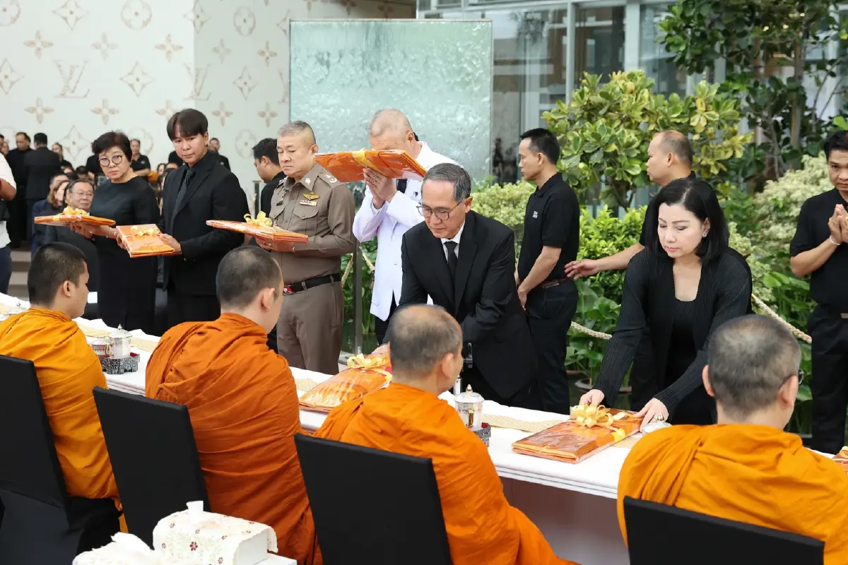 กลุ่มบริษัทสยามพิวรรธน์ ตักบาตรพระสงฆ์  ถวายสมเด็จพระพันปีหลวง