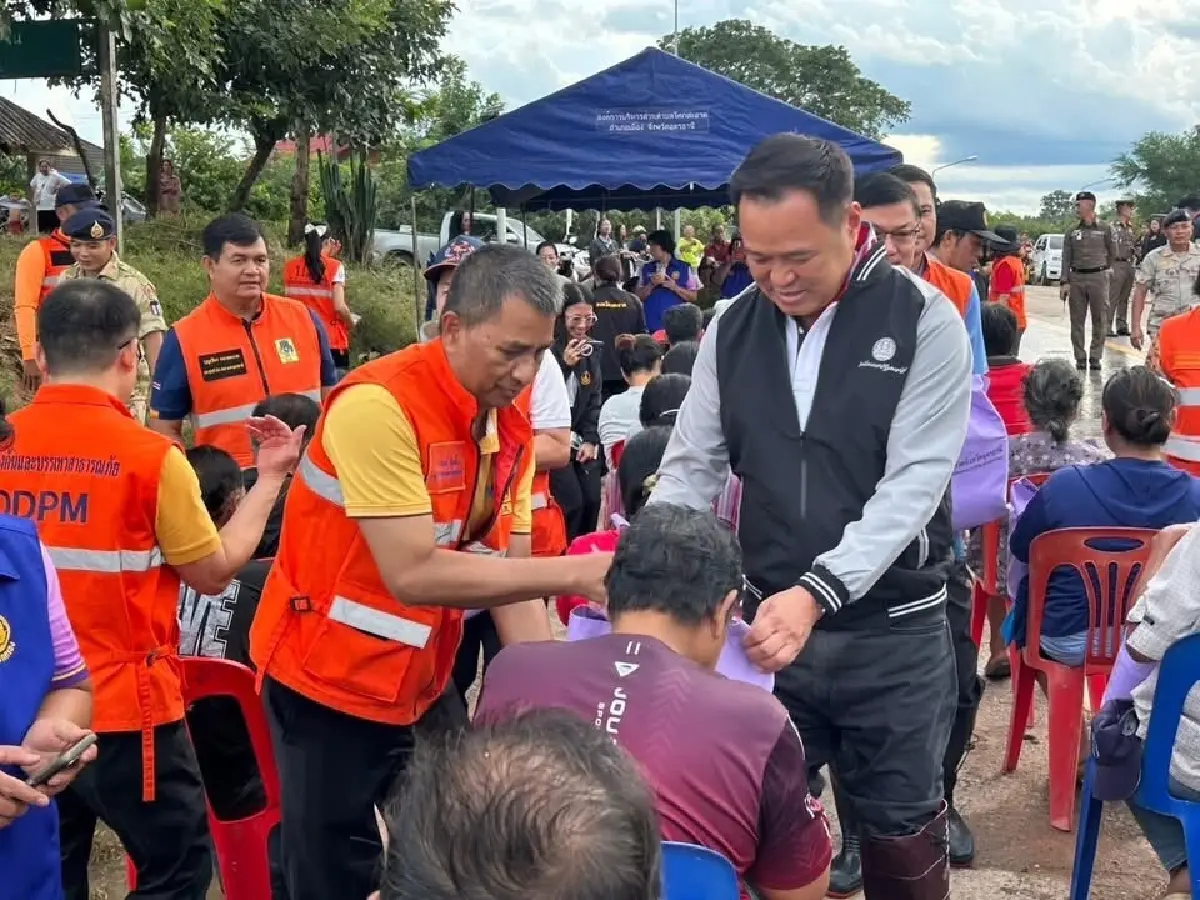 นายกฯ พร้อม ภริยา ลงพื้นที่ จ.อุดรธานี มอบถุงยังชีพแก่ผู้ประสบอุทกภัย