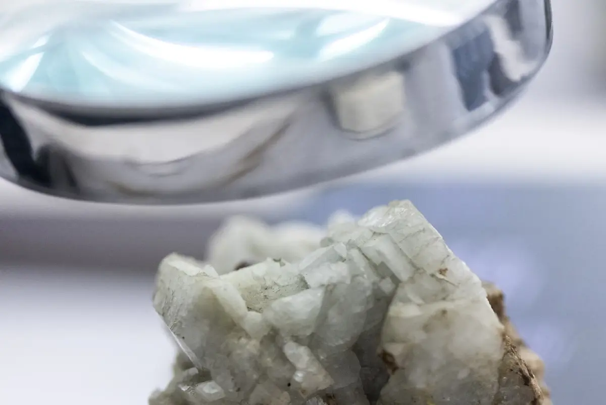 ตัวอย่างแร่ monazite ที่ the Geological Museum of China in Beijing, China