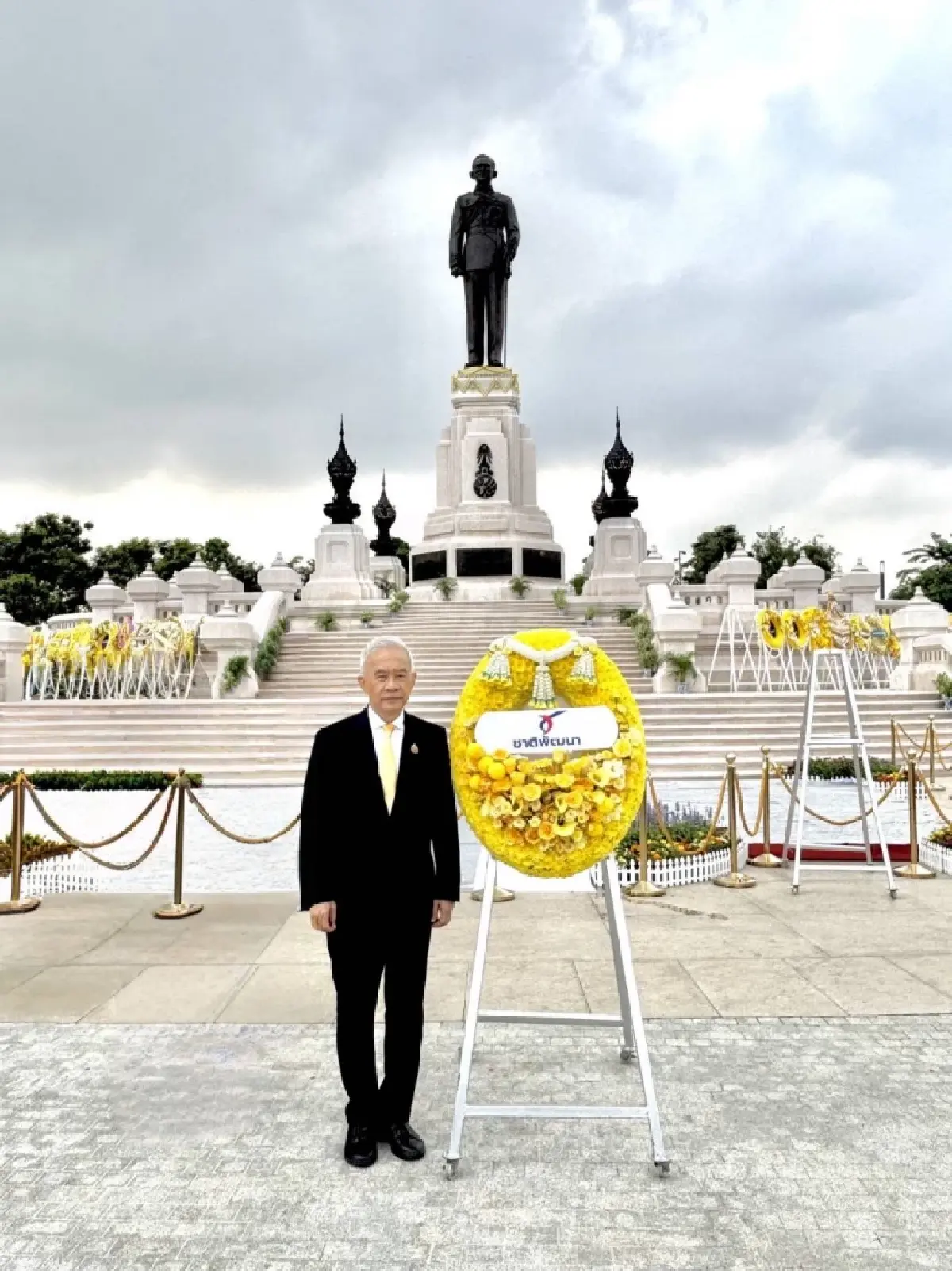 สุวัจน์นำพรรคชาติพัฒนาวางพวงมาลารำลึกในหลวง ร.9 วันนวมินทรมหาราช