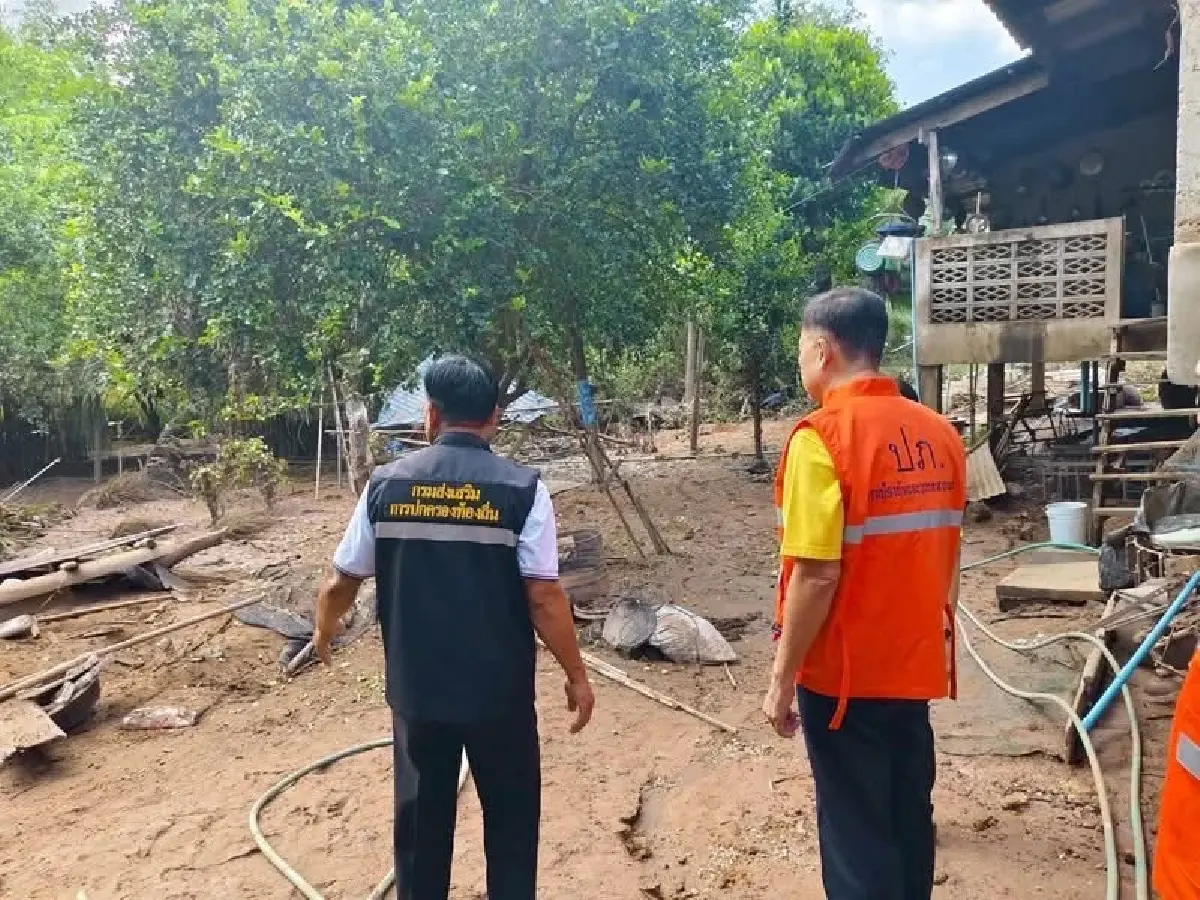รมช.มหาดไทย ลงพื้นที่ จ.อุตรดิตถ์ ติดตามน้ำท่วม มอบถุงยังชีพผู้ประสบภัย