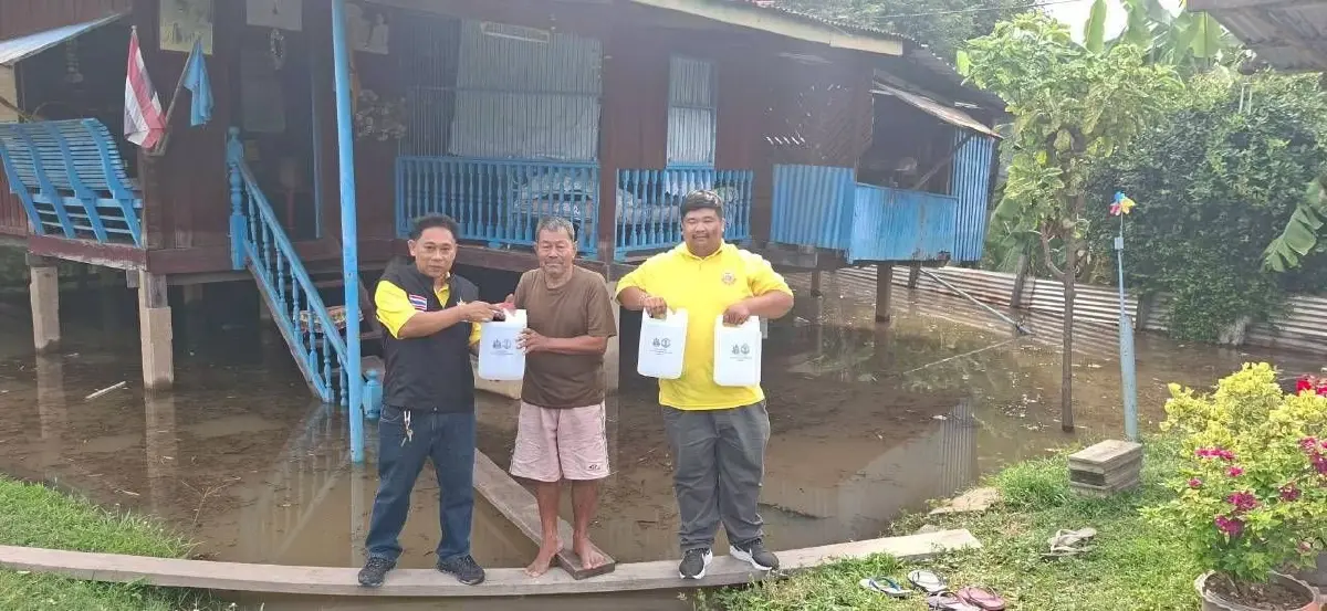 รองนายกฯ สุชาติ สั่งการ กรมน้ำบาดาล เร่งแจกน้ำดื่ม 3 หมื่นขวดช่วยน้ำท่วม