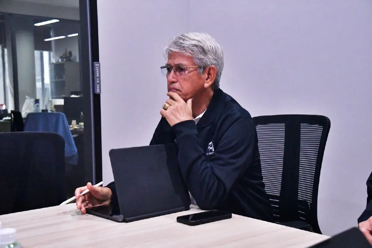 แนวทางไม่ตรงกัน! สมาคมบอลปลด "อิชิอิ" พ้นโค้ชช้างศึกฟ้าผ่า