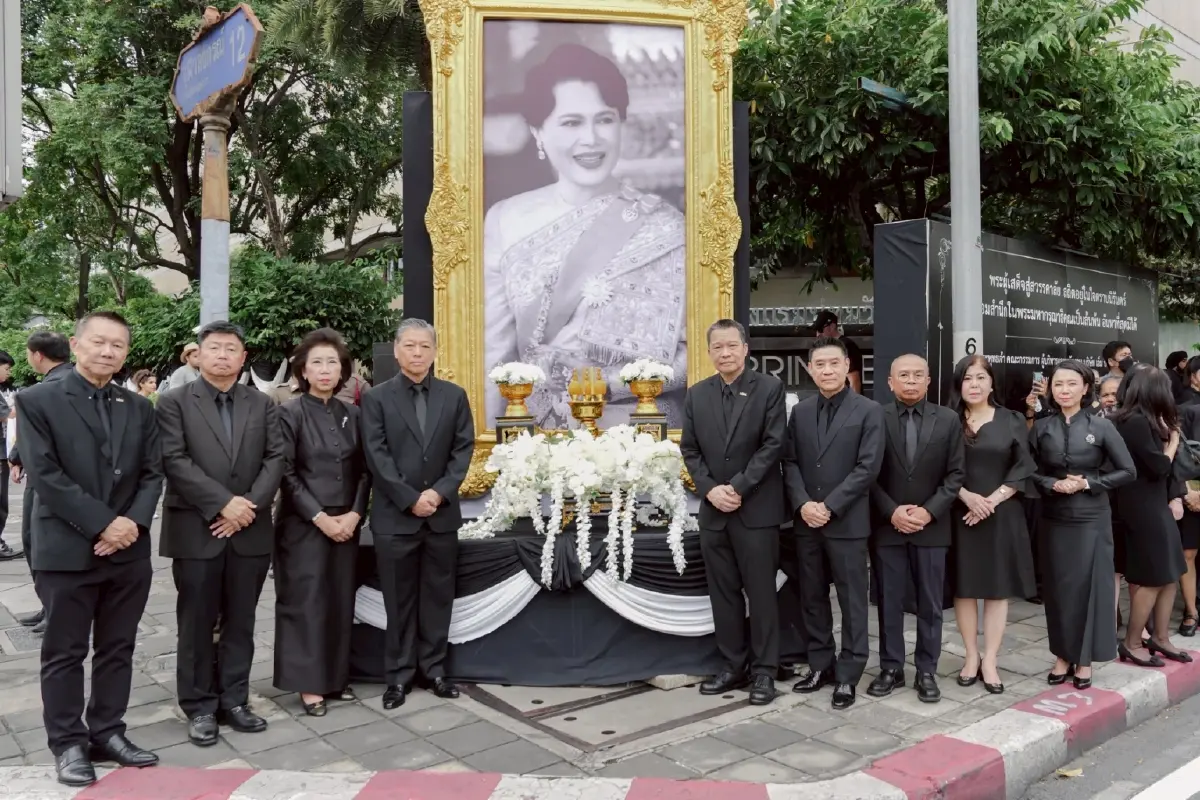 กลุ่ม MBK ร่วมเฝ้าฯ รับเสด็จอัญเชิญพระบรมศพสมเด็จพระพันปีหลวง