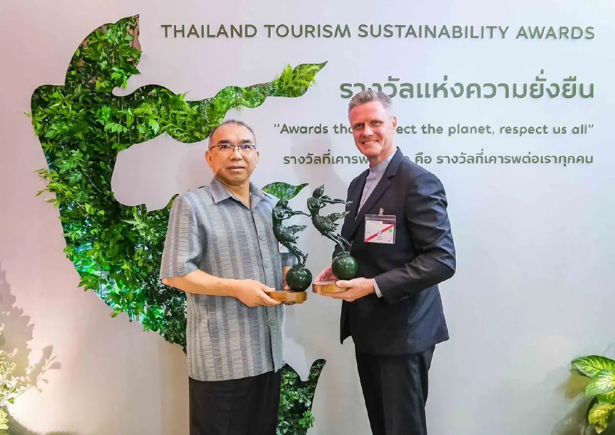 วุฒิศักดิ์ พิชญกานต์ (ซ้าย) ผู้จัดการทั่วไป เซ็นทารา แกรนด์ แอท เซ็นทรัลพลาซา ลาดพร้าว กรุงเทพฯ และยัน ไวไชท์ (ขวา) ผู้จัดการทั่วไป      เซ็นทารา แกรนด์ บีช รีสอร์ทและวิลลา หัวหิน รับมอบรางวัลแห่งความยั่งยืนในงานพิธีพระราชทานรางวัลอุตสาหกรรมท่องเที่ยวไทย