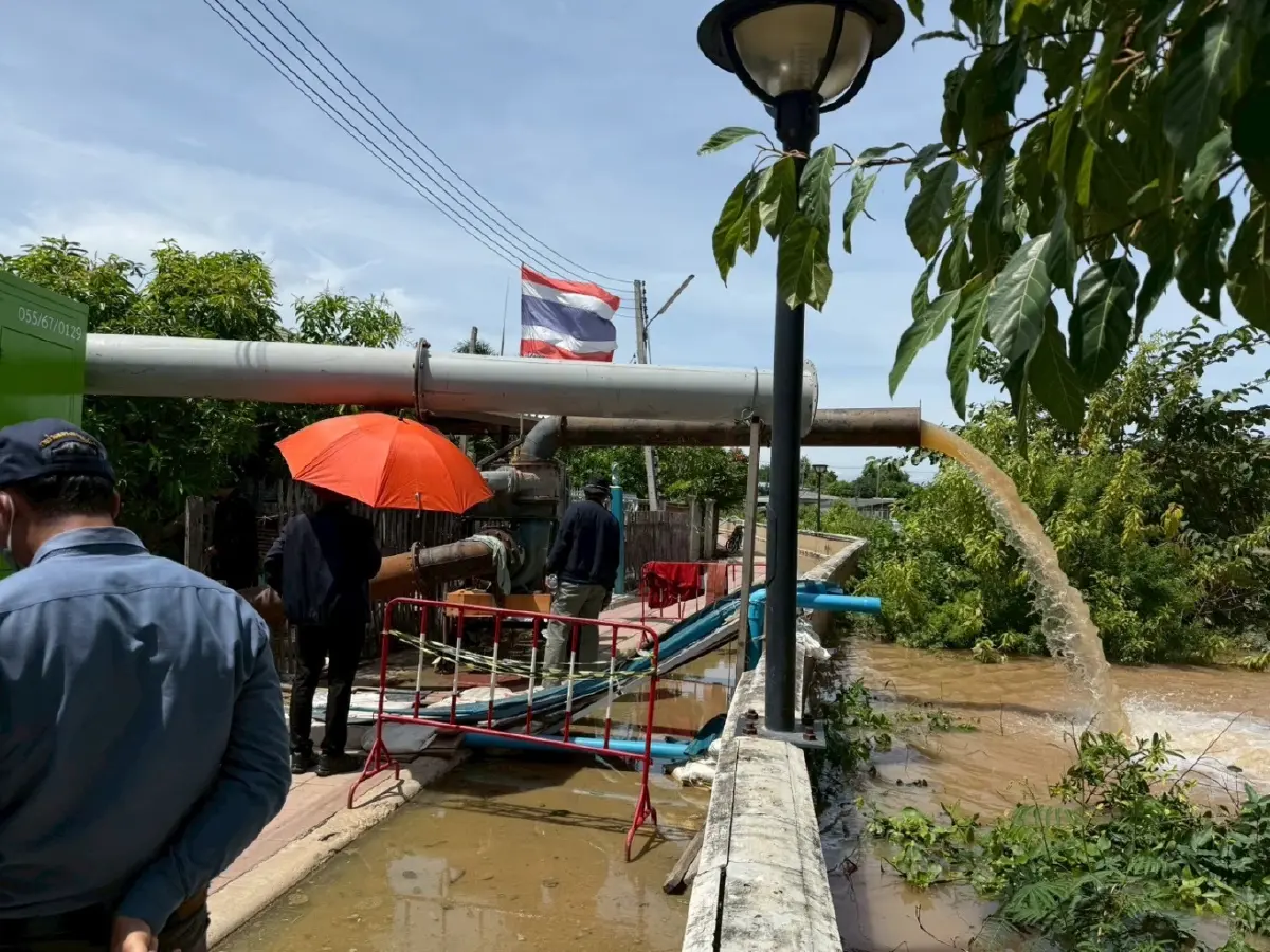 โยธาฯ เร่งเสริมคันดิน-สูบน้ำ อยุธยา หลังน้ำเขื่อนเจ้าพระยาเอ่อท่วมเสนา