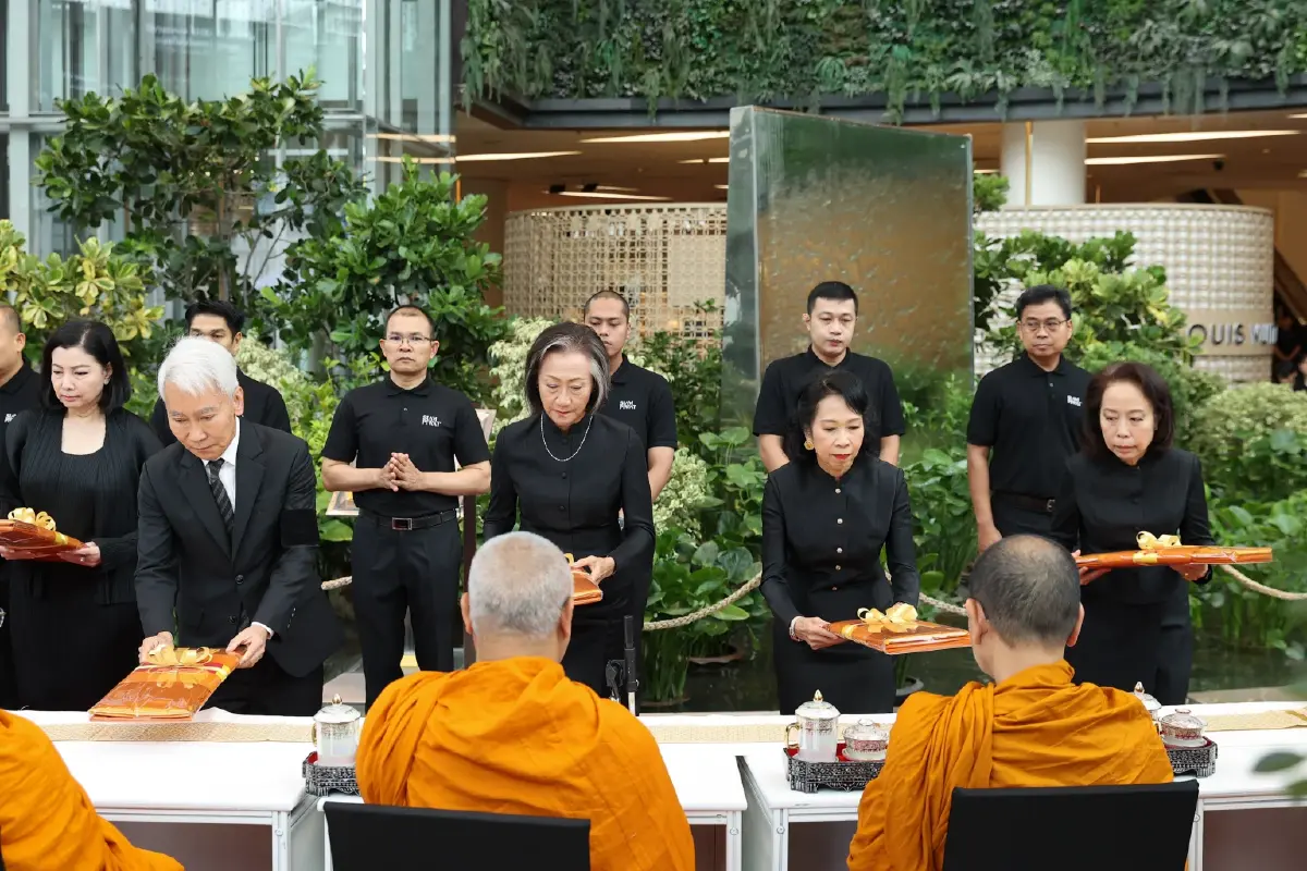 กลุ่มบริษัทสยามพิวรรธน์ ตักบาตรพระสงฆ์  ถวายสมเด็จพระพันปีหลวง