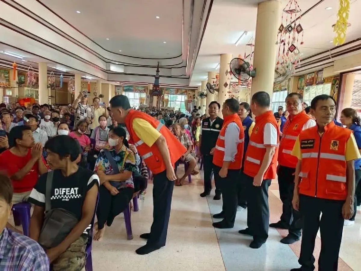รมช.มหาดไทย ลงพื้นที่ จ.อุตรดิตถ์ ติดตามน้ำท่วม มอบถุงยังชีพผู้ประสบภัย