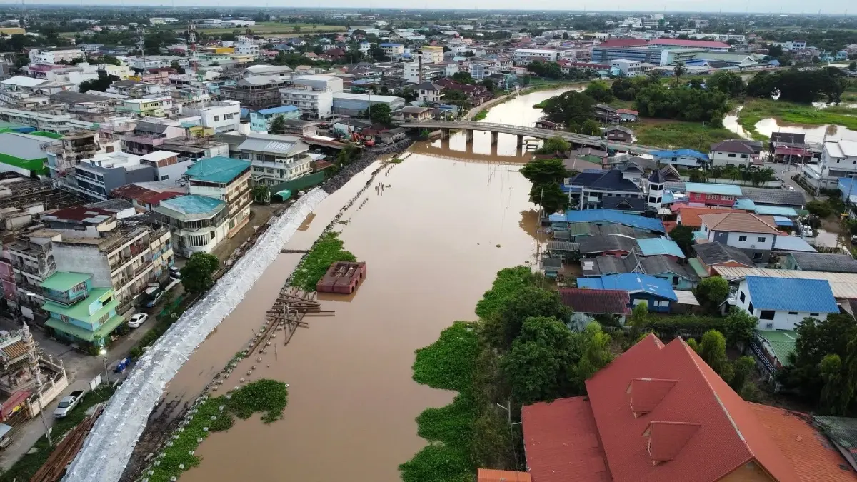 โยธาฯ เร่งเสริมคันดิน-สูบน้ำ อยุธยา หลังน้ำเขื่อนเจ้าพระยาเอ่อท่วมเสนา