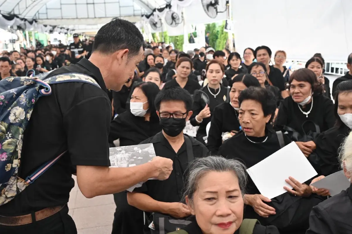 ประชาชนเข้าถวายบังคมพระบรมศพ สมเด็จพระพันปีหลวง วันแรก 8,370 คน