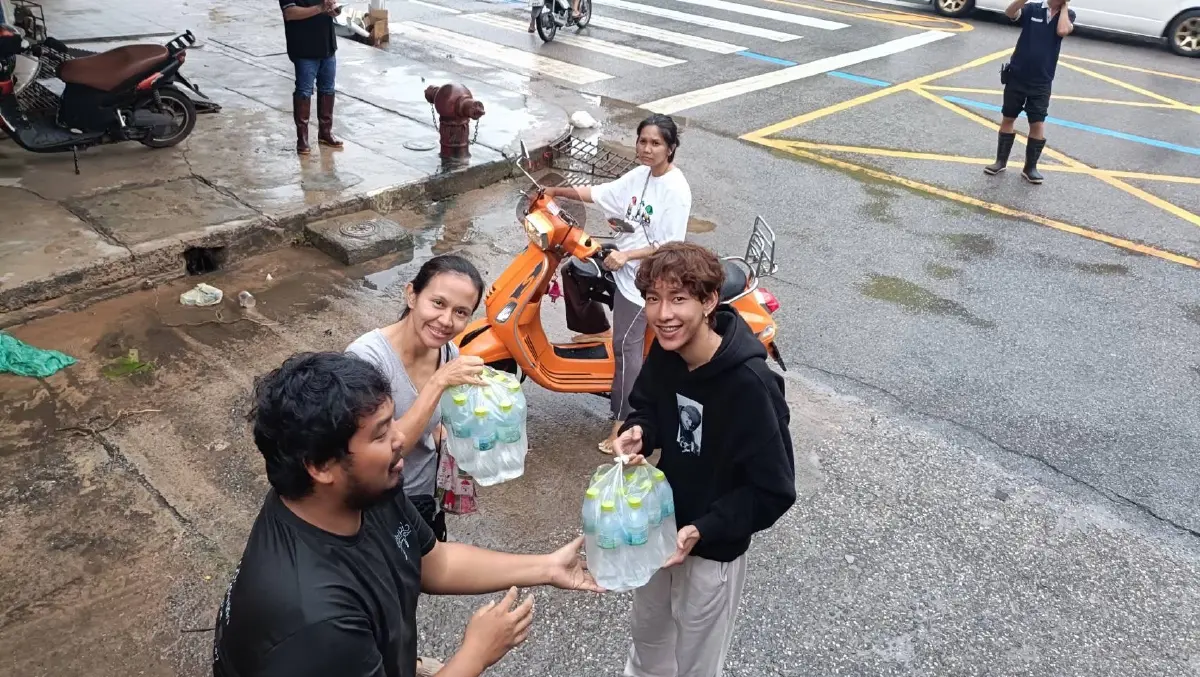 "รองนายกฯ สุชาติ" ห่วงใยประชาชนประสบอุทกภัย จ.สงขลา สั่งการกรมทรัพยากรน้ำบาดาลเร่งสนับสนุนน้ำดื่มสะอาดบรรจุขวด