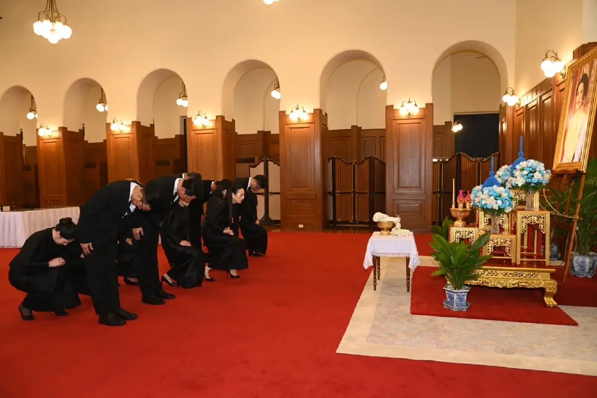 เมืองไทยประกันภัย เข้าถวายสักการะพระบรมศพและลงนามถวายความอาลัยแด่สมเด็จพระพันปีหลวง