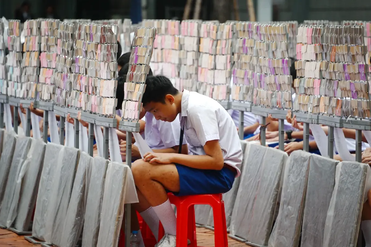 นร.อัสสัมชัญ 1,250 คน แปรอักษรภาพ "พระพันปีหลวง" ถวายอาลัย