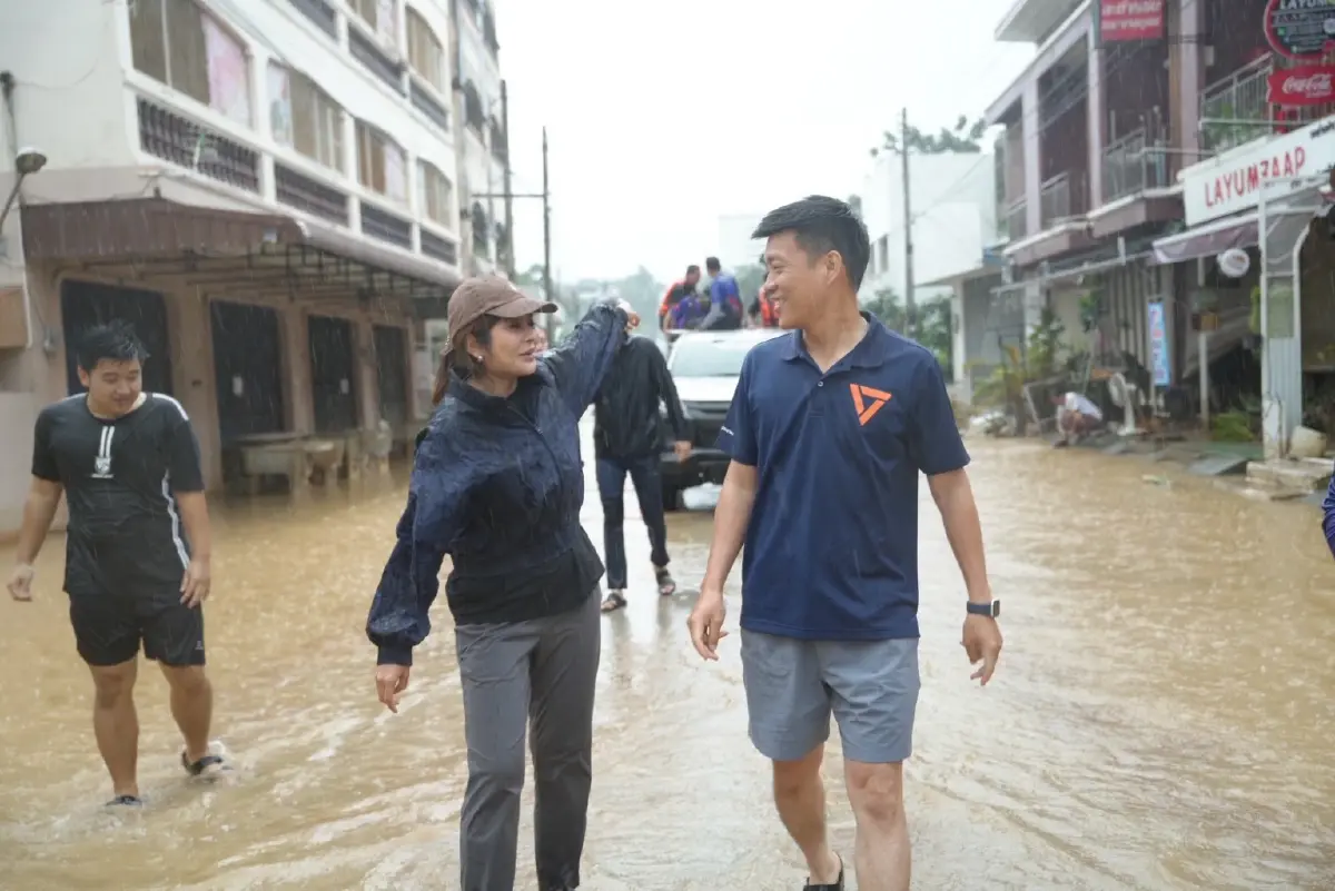 'ณัฐพงษ์' ลงพื้นที่น้ำท่วม แนะ รัฐบาลบูรณาการกับทุกหน่วยงาน
