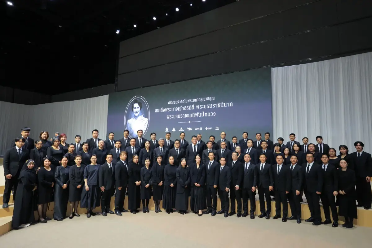 วัน แบงค็อก ถวายความอาลัย เบื้องหน้าพระฉายาลักษณ์สมเด็จพระพันปีหลวง