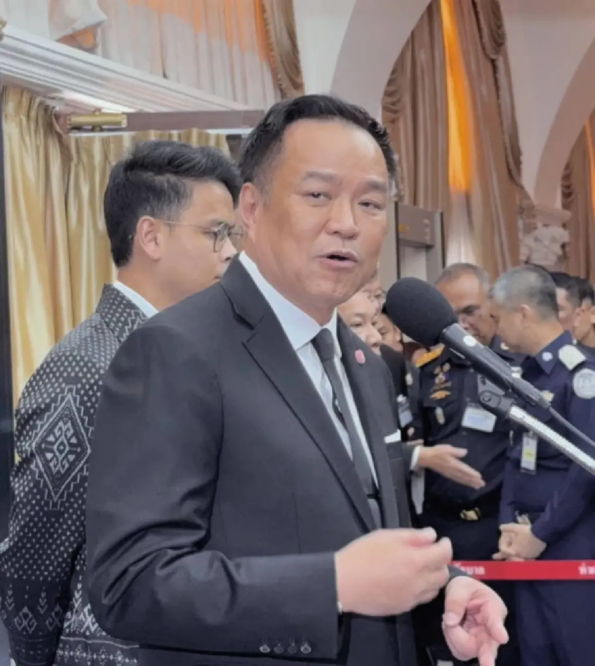 นายอนุทิน ชาญวีรกูล นายกรัฐมนตรีและรัฐมนตรีว่าการกระทรวงมหาดไทย