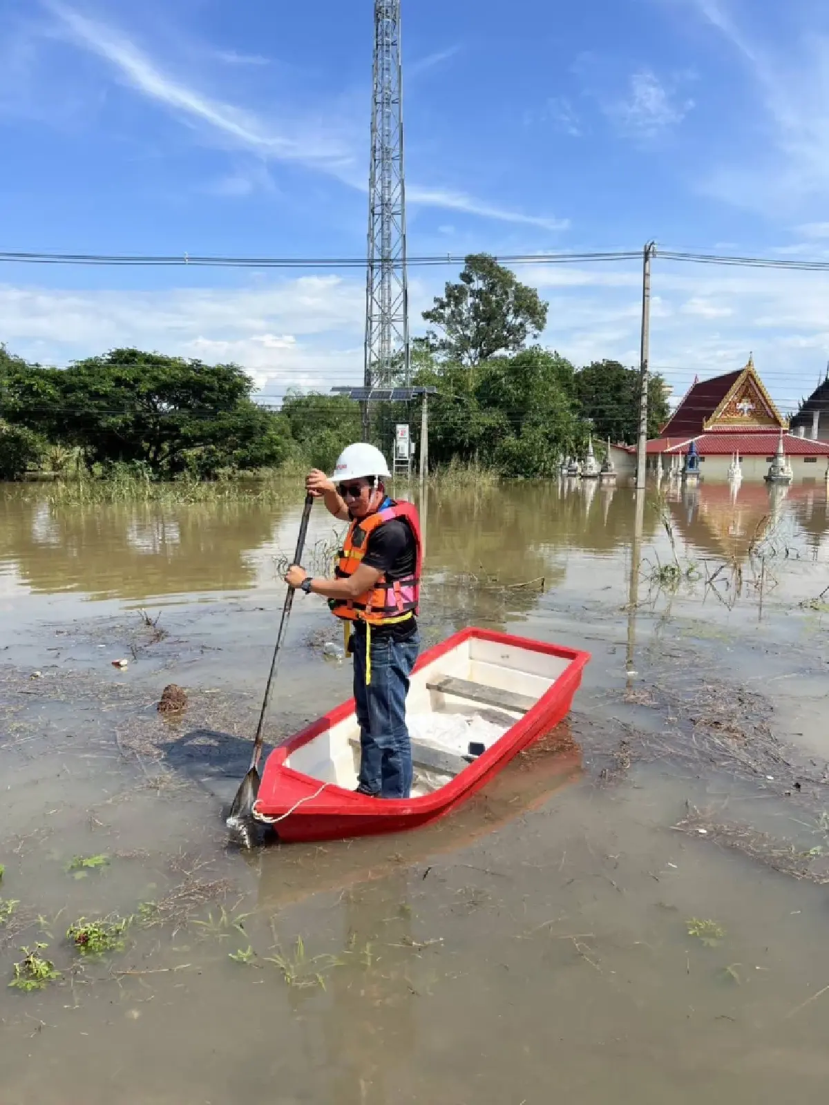 ทรูฯ ลุยน้ำท่วมสิงห์บุรี! เร่งดูแลสถานีฐานหลังพนังพัง หนุนสัญญาณ 5G, 4G ต่อเนื่อง