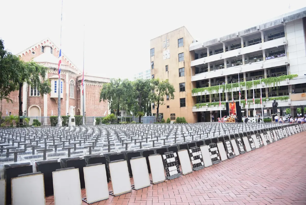 นร.อัสสัมชัญ 1,250 คน แปรอักษรภาพ "พระพันปีหลวง" ถวายอาลัย