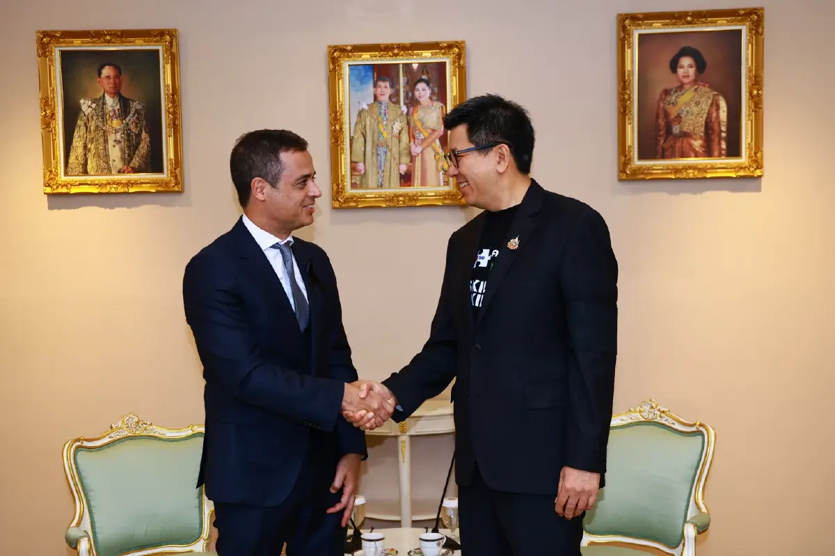 มร. โรดริโก เคเด ลิมา ประธาน ไมโครซอฟท์ เอเชีย (ซ้าย) เข้าพบรองนายกรัฐมนตรีและรัฐมนตรีว่าการกระทรวงการคลัง  ดร. เอกนิติ นิติทัณฑ์ประภาศ (ขวา) 