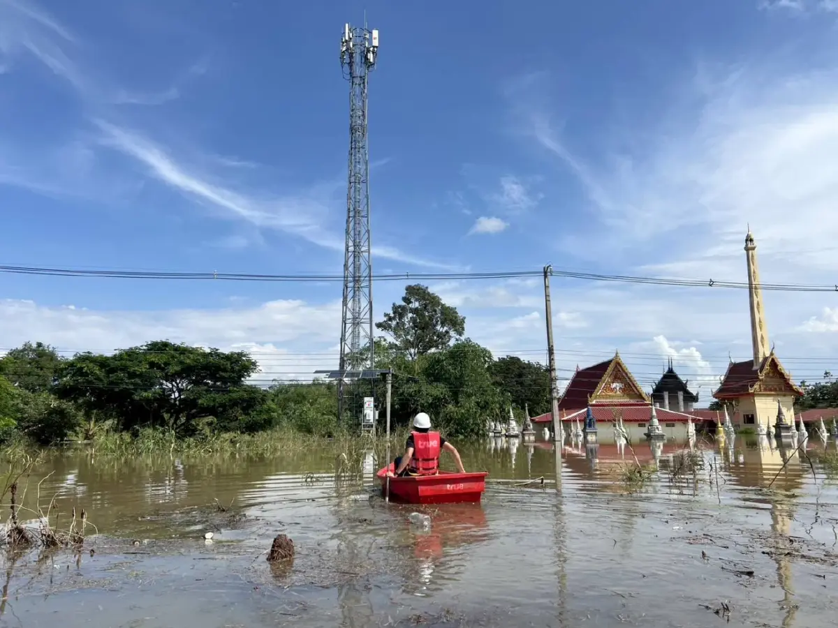 ทรูฯ ลุยน้ำท่วมสิงห์บุรี! เร่งดูแลสถานีฐานหลังพนังพัง หนุนสัญญาณ 5G, 4G ต่อเนื่อง