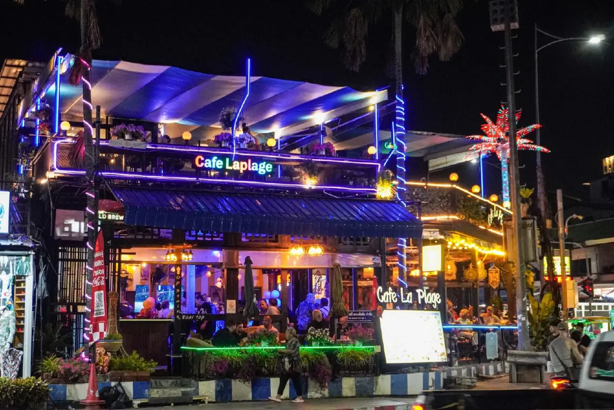 Cafe La Plage, Romsai