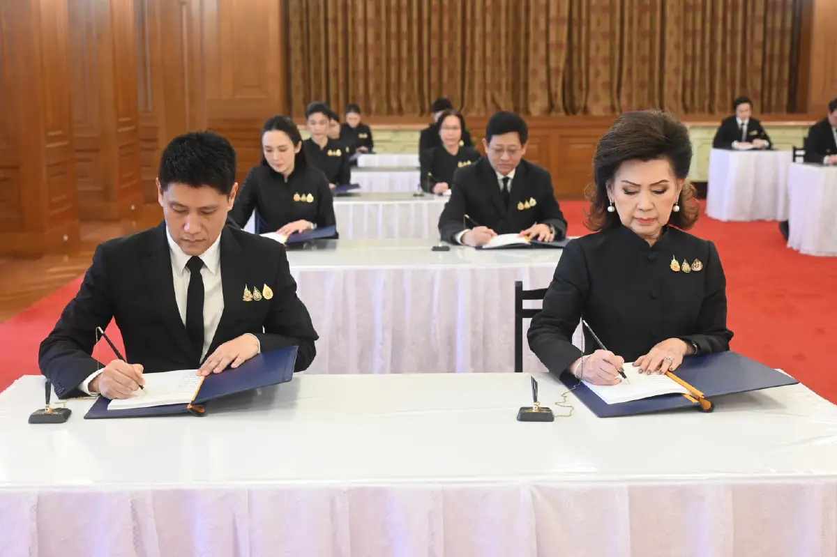 TOA ถวายสักการะพระบรมศพ-ลงนามอาลัย 'สมเด็จพระพันปีหลวง'