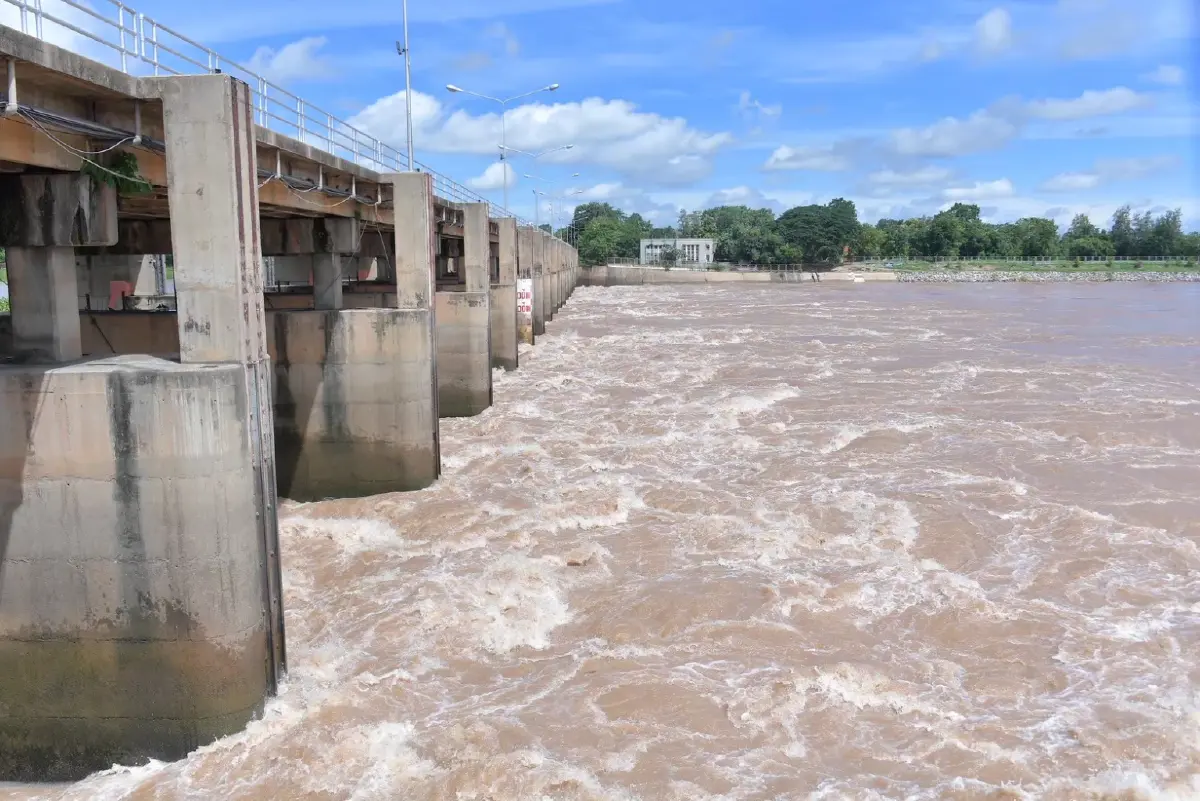 อยุธยา–อินทร์บุรีถูกน้ำดัน 2,900 ลบ.ม./วินาที เสี่ยงคันแตกสูง